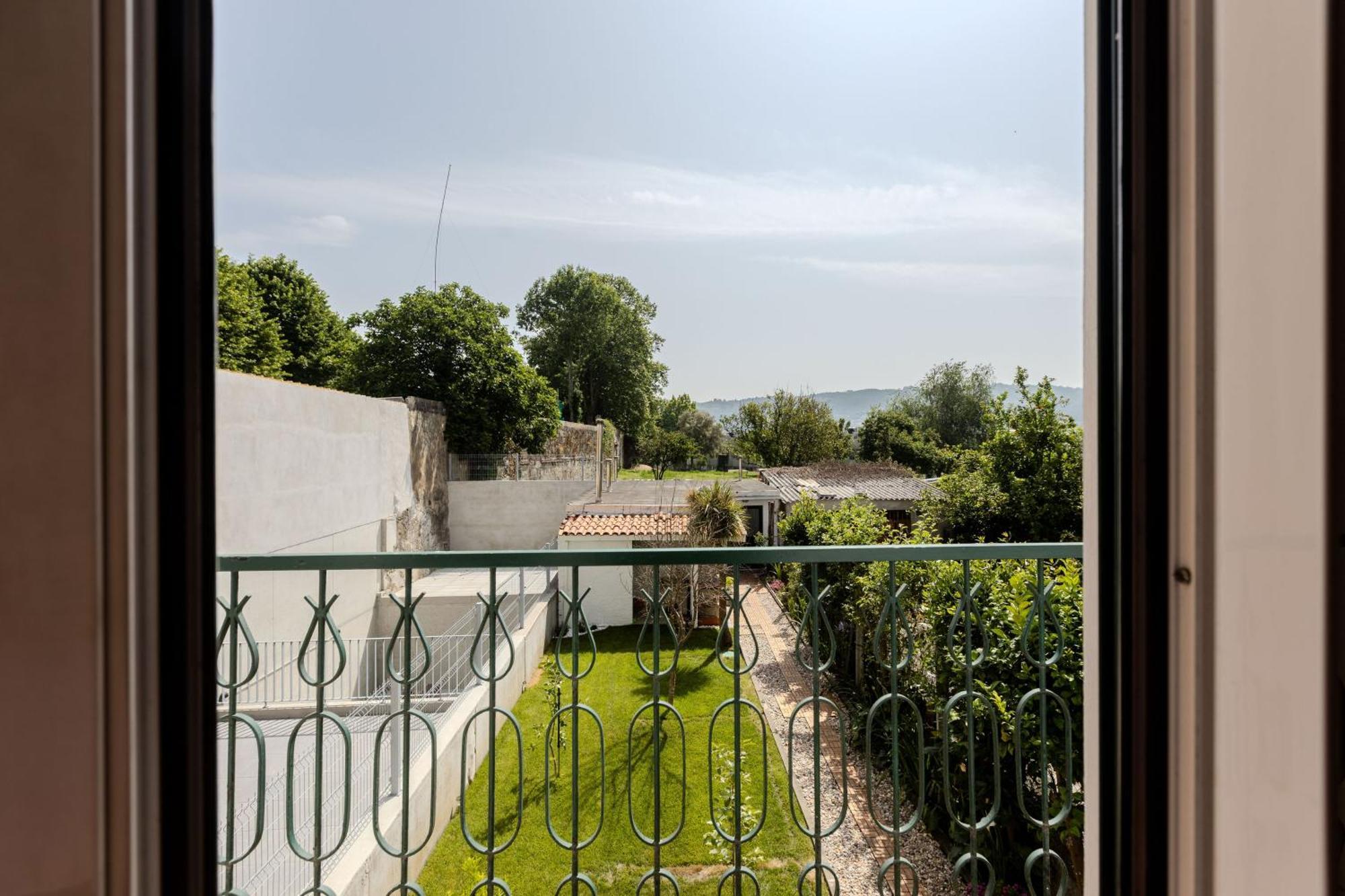 Casa Jose E Maria - Moradia Espacosa Com Jardim No Centro De *